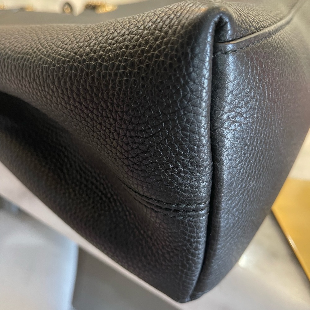 Gucci Black Pebbled Leather Shoulder Bag with Gold Chain - Picture 5 of 7